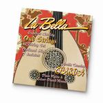 عبوة أوتار العود La Bella OU80-A مائلة على خلفية بيضاء